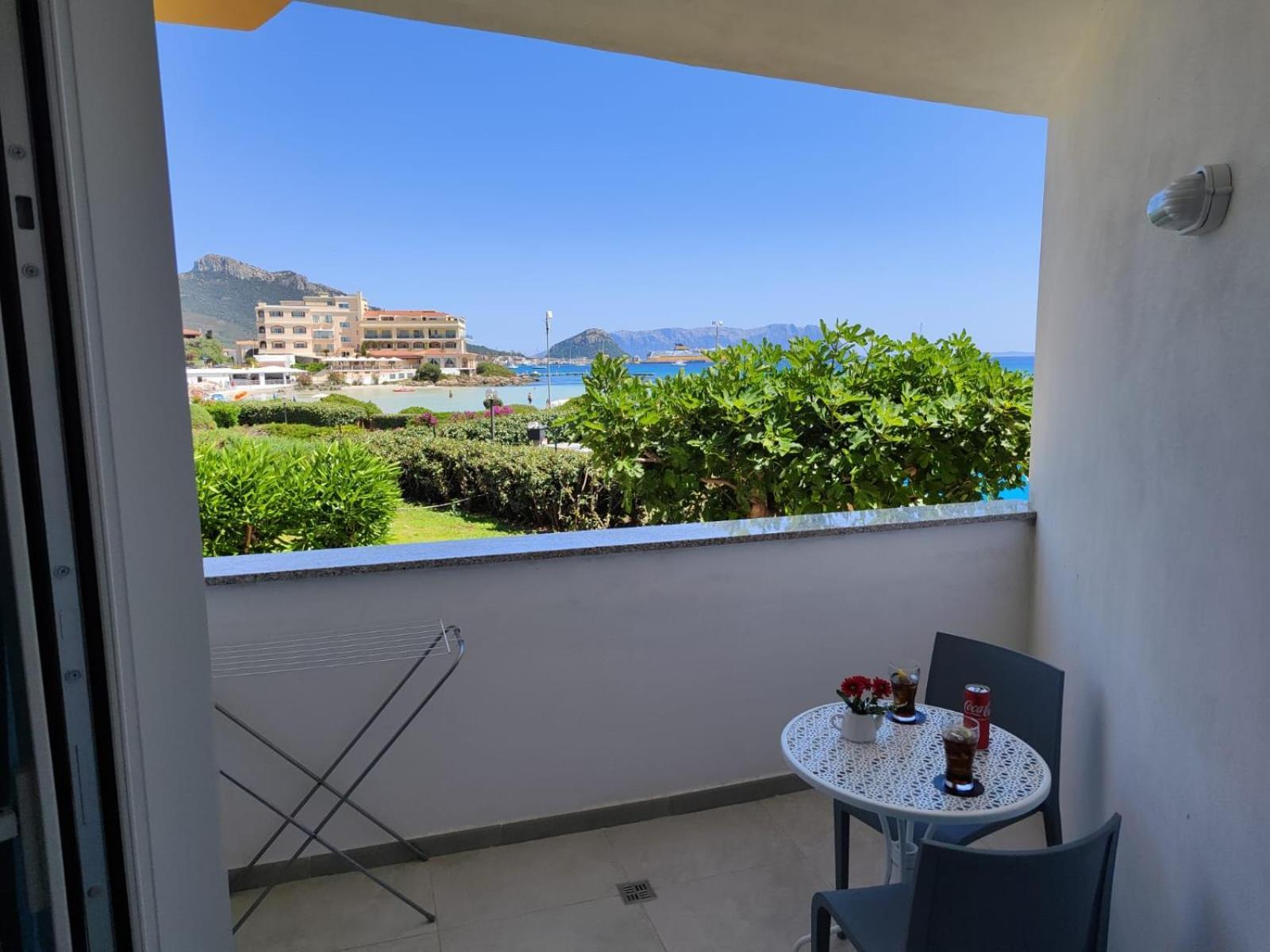 Rooms, Affittacamere Maksim Golfo Aranci Extérieur photo